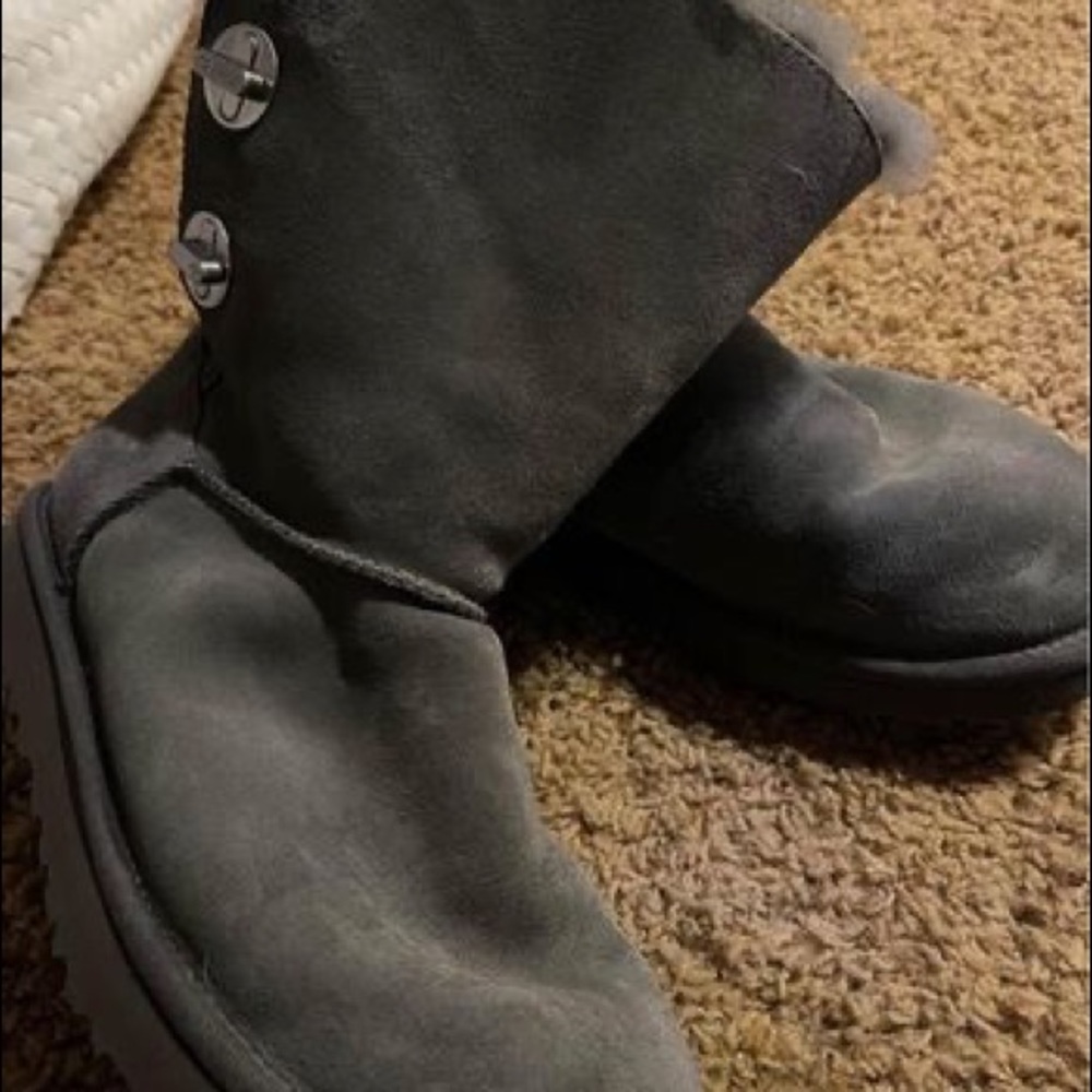 Bailey Button Uggs Size 10 - image 1